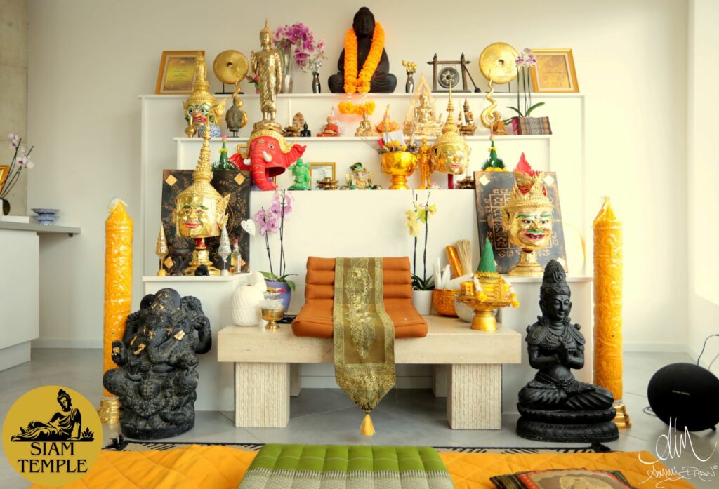 Sukanya tatoue un Sak Yant spirituel, ancré en conscience.