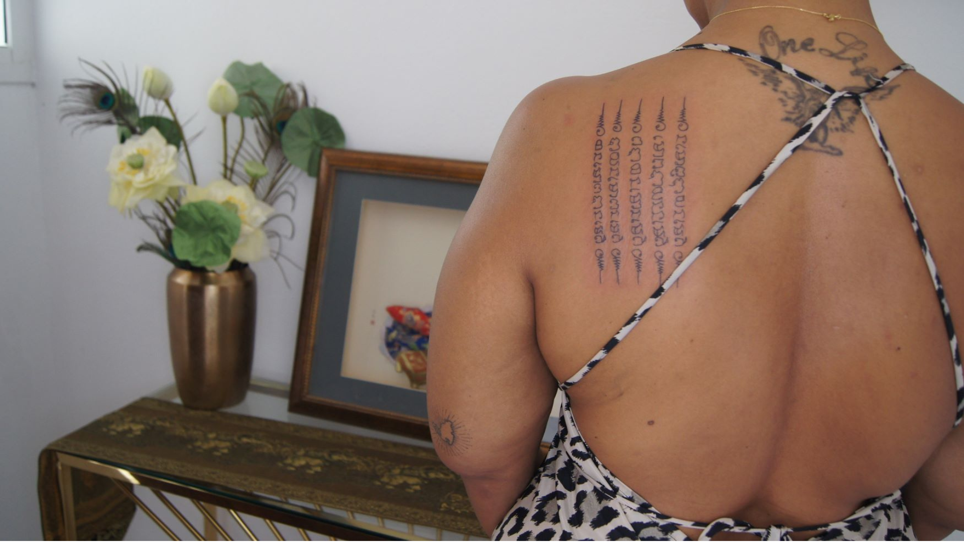 Détails d’un tatouage Sak Yant en cours de réalisation.